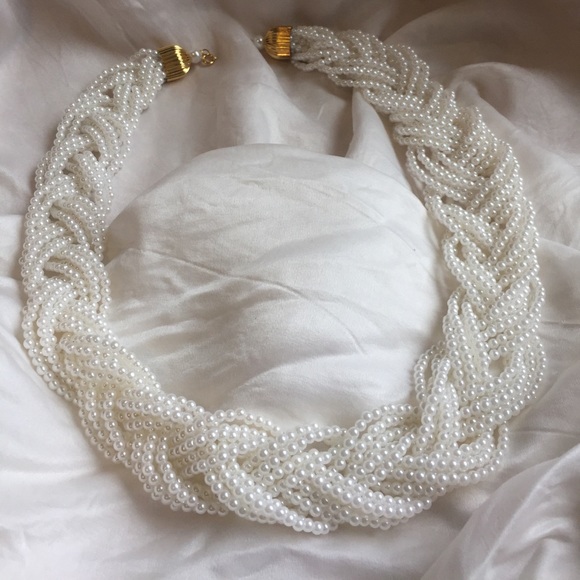 White Pearl Necklace - Picture 2 of 3